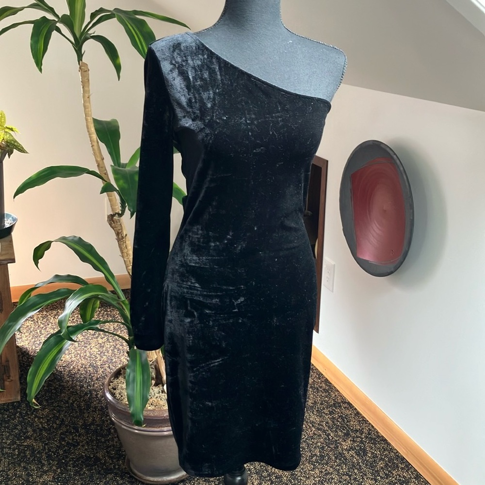 Crushed black velvet one-shouldered body con minidress size medium